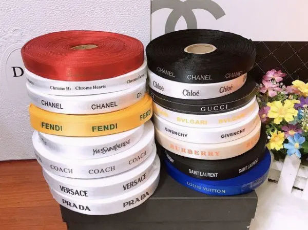 In logo lên dây quai túi giấy