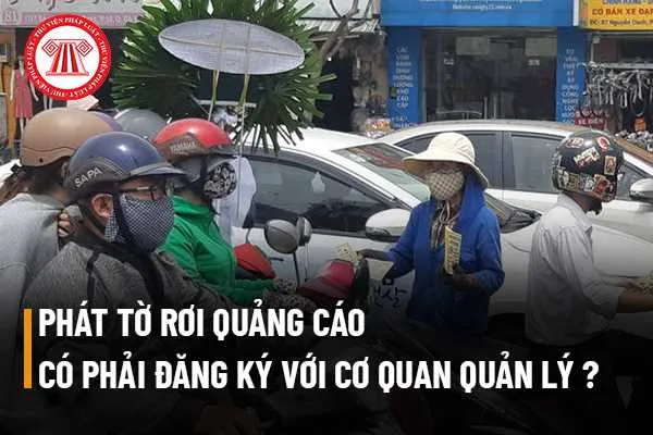 nhân viên đang phát tờ rơi quảng cáo