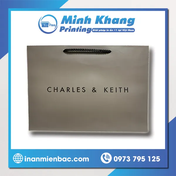 Túi giấy Charles &amp; Keith được sử dụng để đựng quà tặng